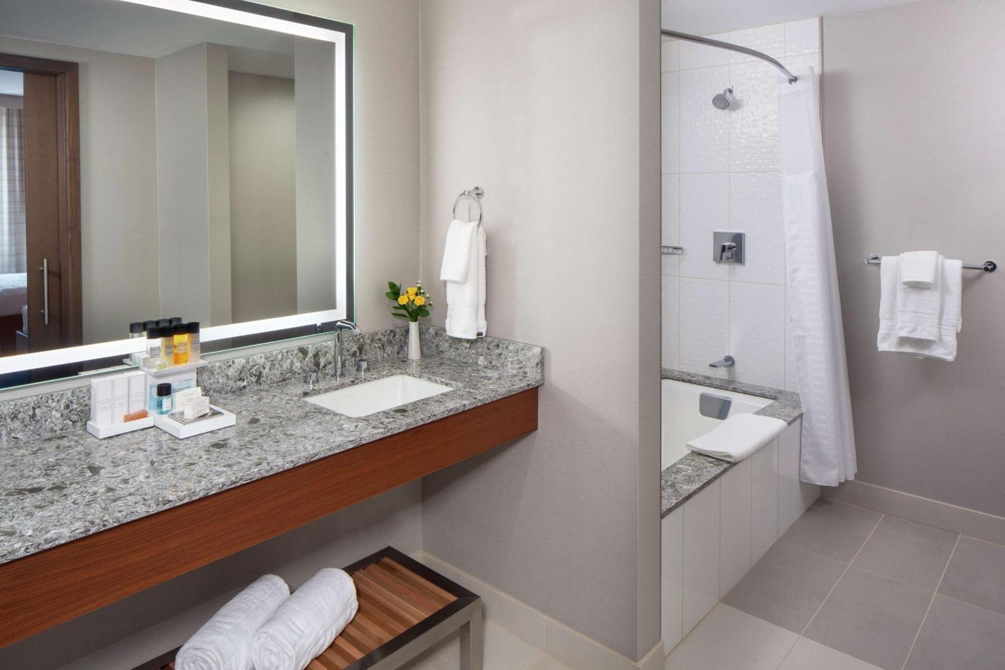 Hilton Rochester Mayo Clinic Area Экстерьер фото